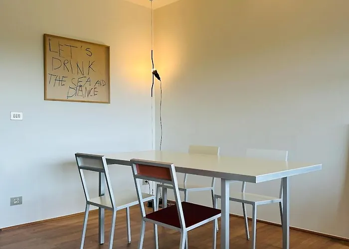 Sunny With A Beautiful View! 公寓